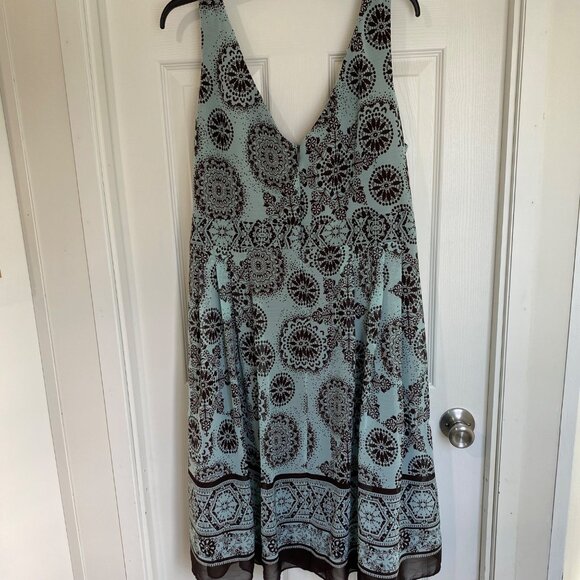 Lane Bryant Dress With Floral Pattern Deep V-Neckline Back Zipp - Picture 5 of 8